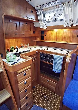 Sailhouse Úszó hotel Bari